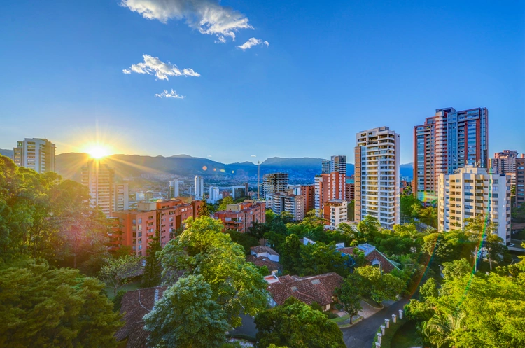 I am hiring several pre docs/research assistants in Medellin. RT! Apply! Past RAs have regularly gone on to top-10 PhD programs or to great policy careers. My earliest field RAs are now professors at top universities. Too many pre-docs are US-based and focused on data analysis.…