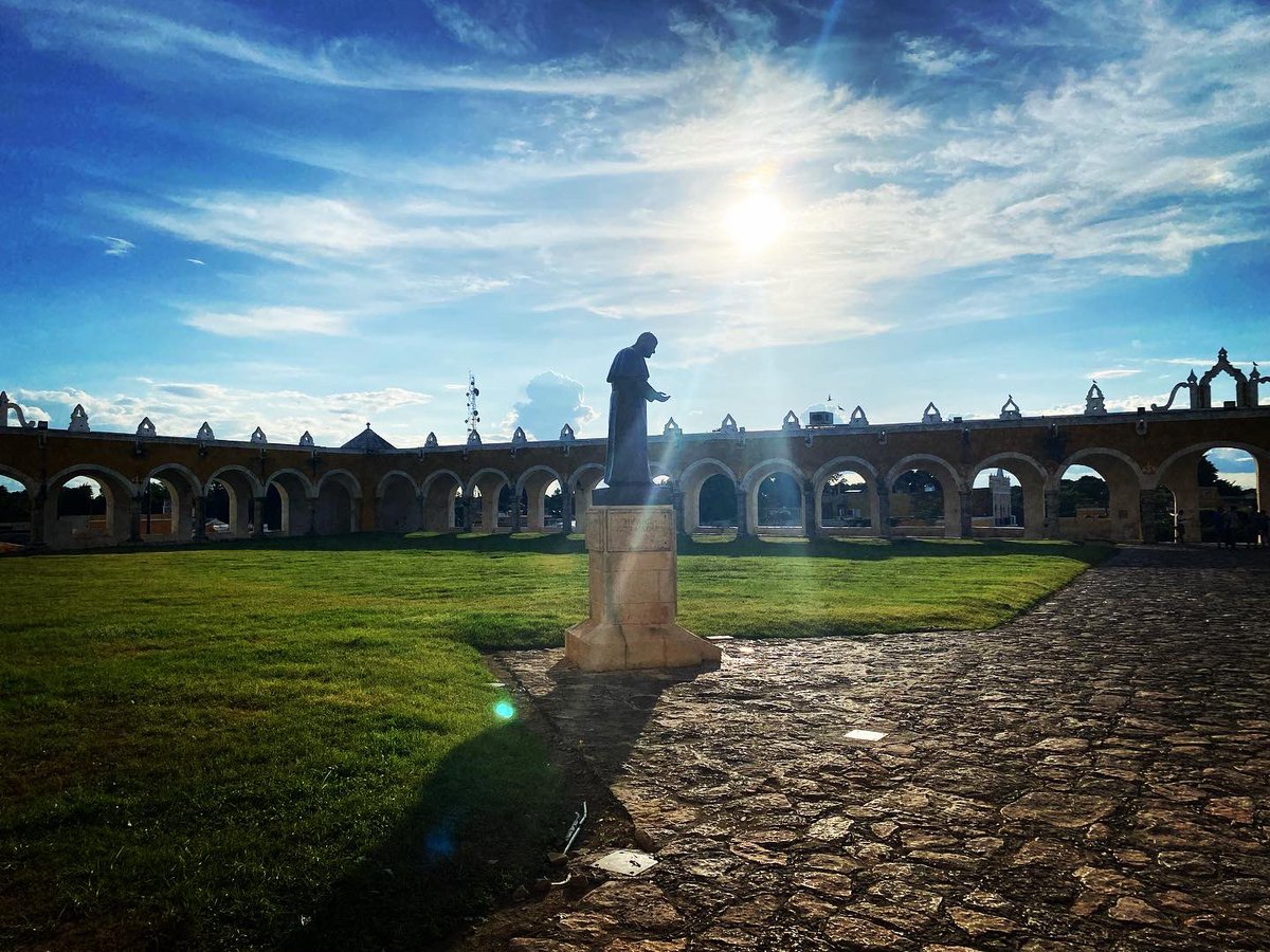 tejturner's tweet photo. A little trip to #Izamal yesterday. A little town in #Yucatan #Mexico with yellow buildings, a convent and a #Mayan #pyramid. https://t.co/KzGAl2metx
