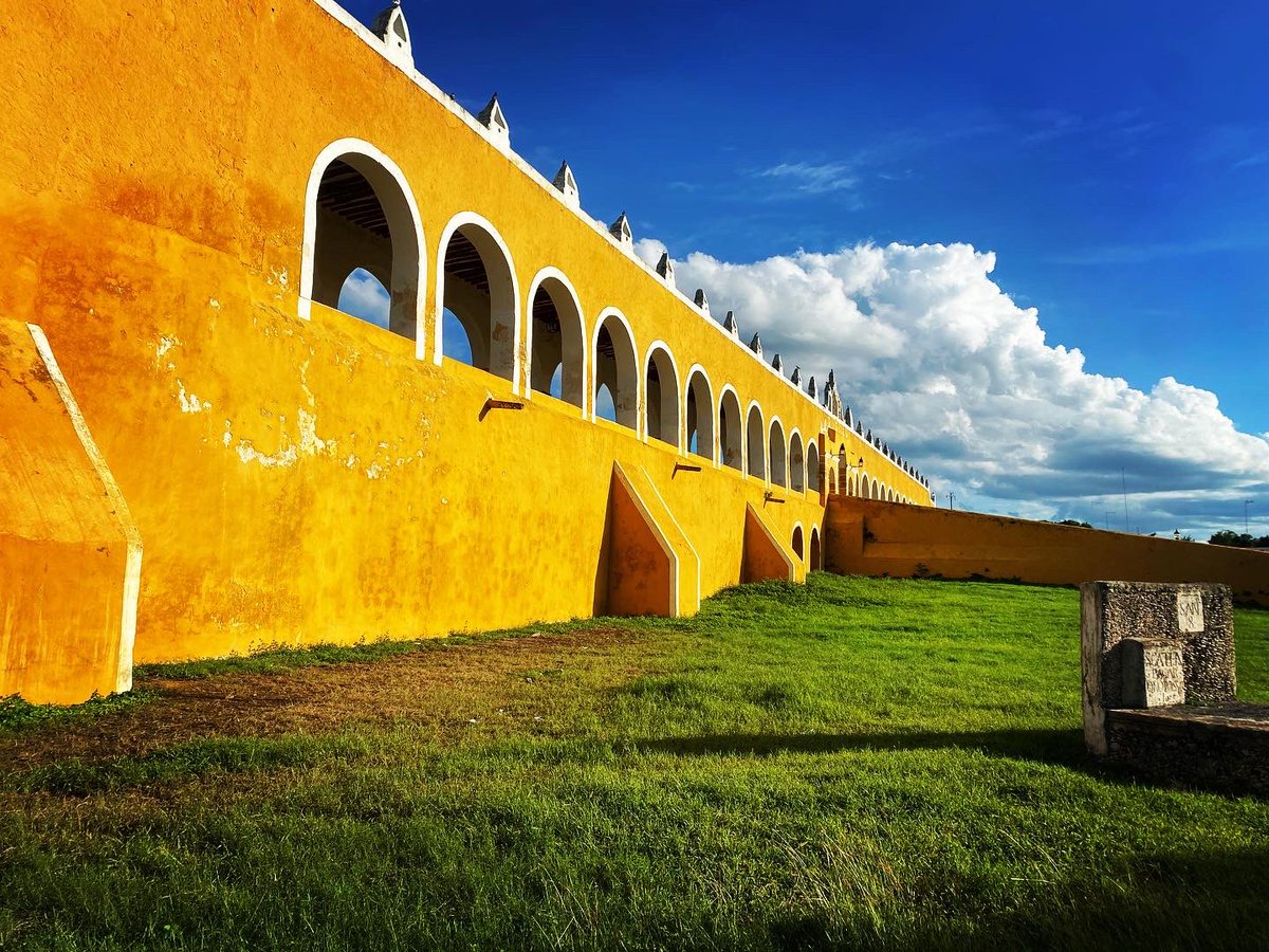 tejturner's tweet photo. A little trip to #Izamal yesterday. A little town in #Yucatan #Mexico with yellow buildings, a convent and a #Mayan #pyramid. https://t.co/KzGAl2metx