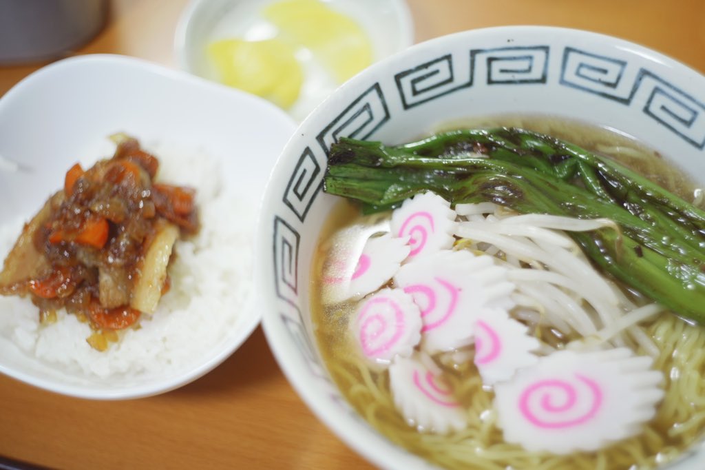 keso3's tweet photo. 晩ごはん当番に立候補しラーメン定食を作ってみました🍜
出汁醤油ラーメン、プチ豚丼、沢庵。このタクアンが食べたくて定食にしました笑

醤油と油分を抑えて作ったのですが「ちょっと辛い」との評価⁉︎
出汁が強かったようで😓

ナルトを初めて買ったのですが安いのは美味しくないですね笑
次頑張ろ! https://t.co/8FEmsz3mVm
