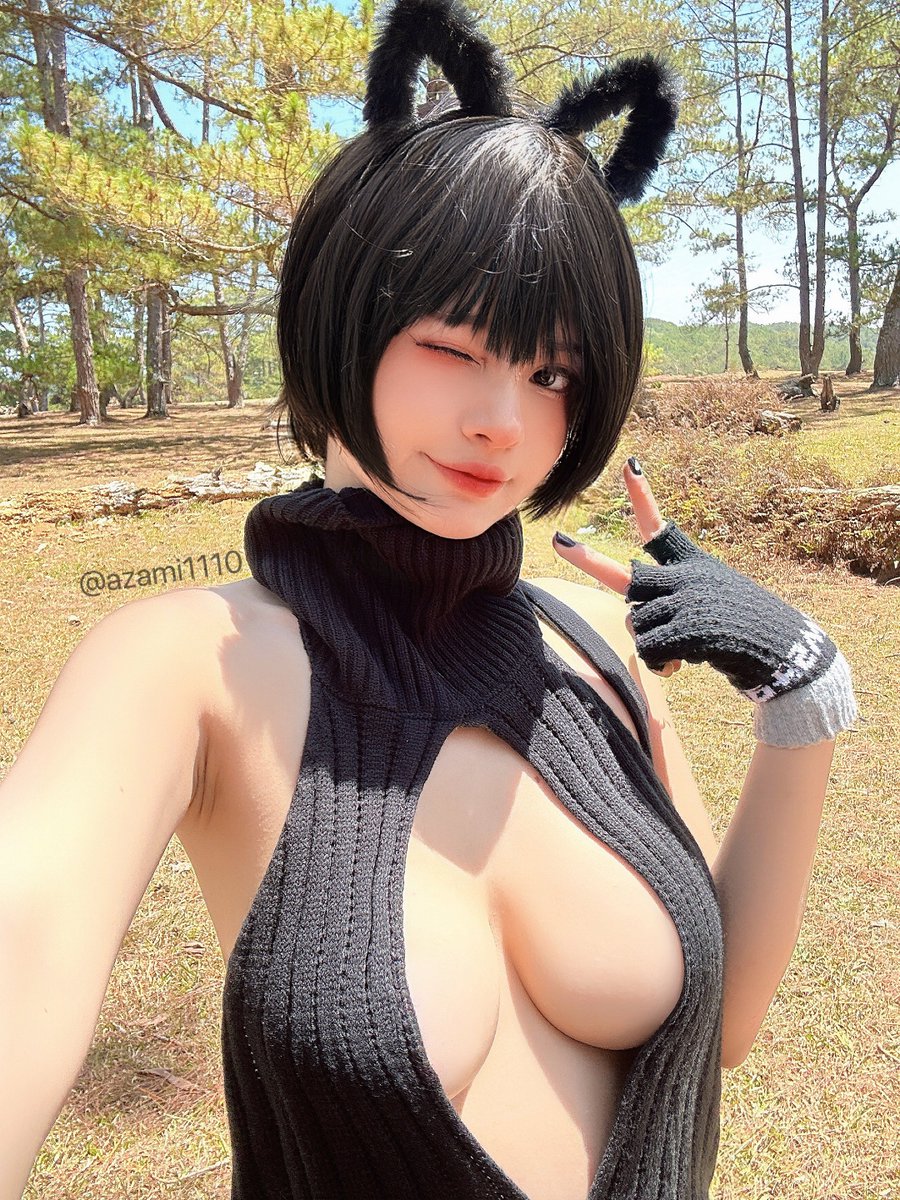 黒髪猫耳Azamiが黒セーターで巨乳を大胆に露出、野外でウィンクとピースでエロく誘い自然の中で熱く燃える (Goddess of Victory: Nikke - Anis (sweater cleavage variant) のコスプレ)。