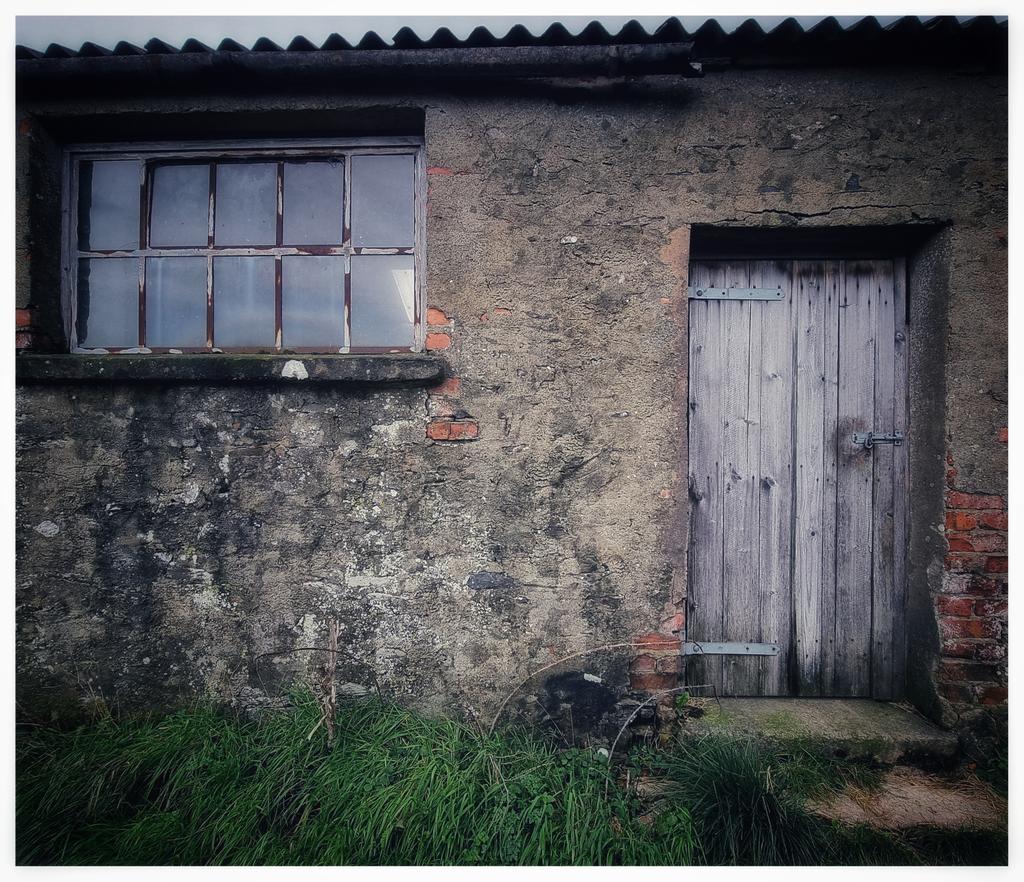 Old Cow Shed. 

#igerscumbria #capturingbritain #capturewithconfidence #excellent_britain #ukshots #yourebritain #photographysouls📷❤️ #raw_moody #galaxys21ultra