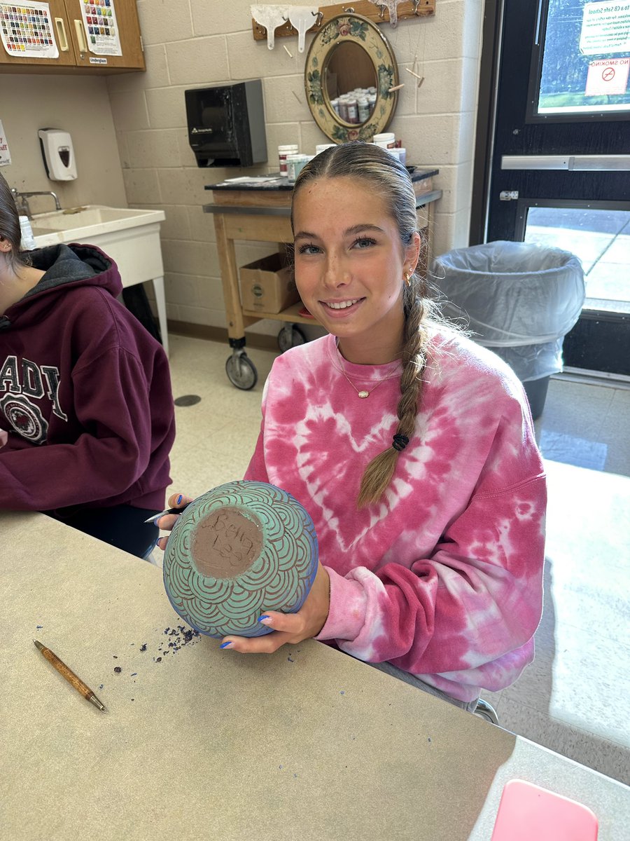 Daly’s art studio #highschoolceramics
Student working on ombré sgrafitto vase
<a href="/CBSDart/">Cҽɳƚɾαʅ Bυƈƙʂ Aɾƚ</a> <a href="/CbsouthHS/">CB South</a>