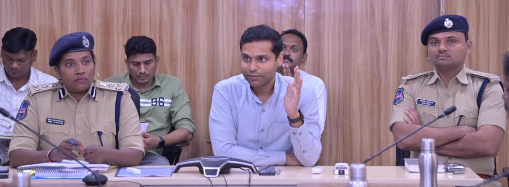 dpro_peddapalli's tweet photo. జిల్లాలో అసెంబ్లీ ఎన్నికలు సజావుగా నిర్వహించేందుకు వీలుగా తమ వంతు సహకారం అందించాలని కోరుతూ వివిధ  రాజకీయ పార్టీల ప్రతినిధులతో సమన్వయ సమావేశాన్ని సిపి రెమా రాజేశ్వరి, డి.సి.పి. వైభవ్ గైక్వాడ్ తో కలిసి నిర్వహించిన కలెక్టర్, జిల్లా ఎన్నికల అధికారి ముజమ్మిల్ ఖాన్. @Collector_PDPL https://t.co/tb27JawEwU