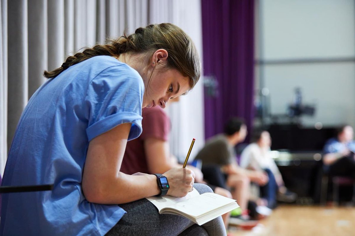📢 Calling drama students and budding poets… 

<a href="/guildhallschool/">Guildhall School of Music & Drama</a> are running the following drama courses from 28–29 October:
 
✍🏽 Writing Poetry for Beginners (ages 13–17)
🎭 Shakespeare for GCSE: Mastering Macbeth (ages 14–17)
 
⬇️Find out more
gsmd.ac.uk/study-with-gui…