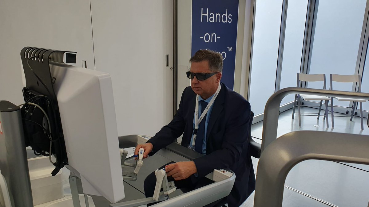 milanhoraplzen's tweet photo. Na konferenci @CUS_CLS_JEP #CUS23 je k vidění jeden z nových robotickych systémů Hugo od Medtronic. Viděl a vyzkoušel jsem si poprvé v životě . #uroczech https://t.co/Oucxpo4uDX