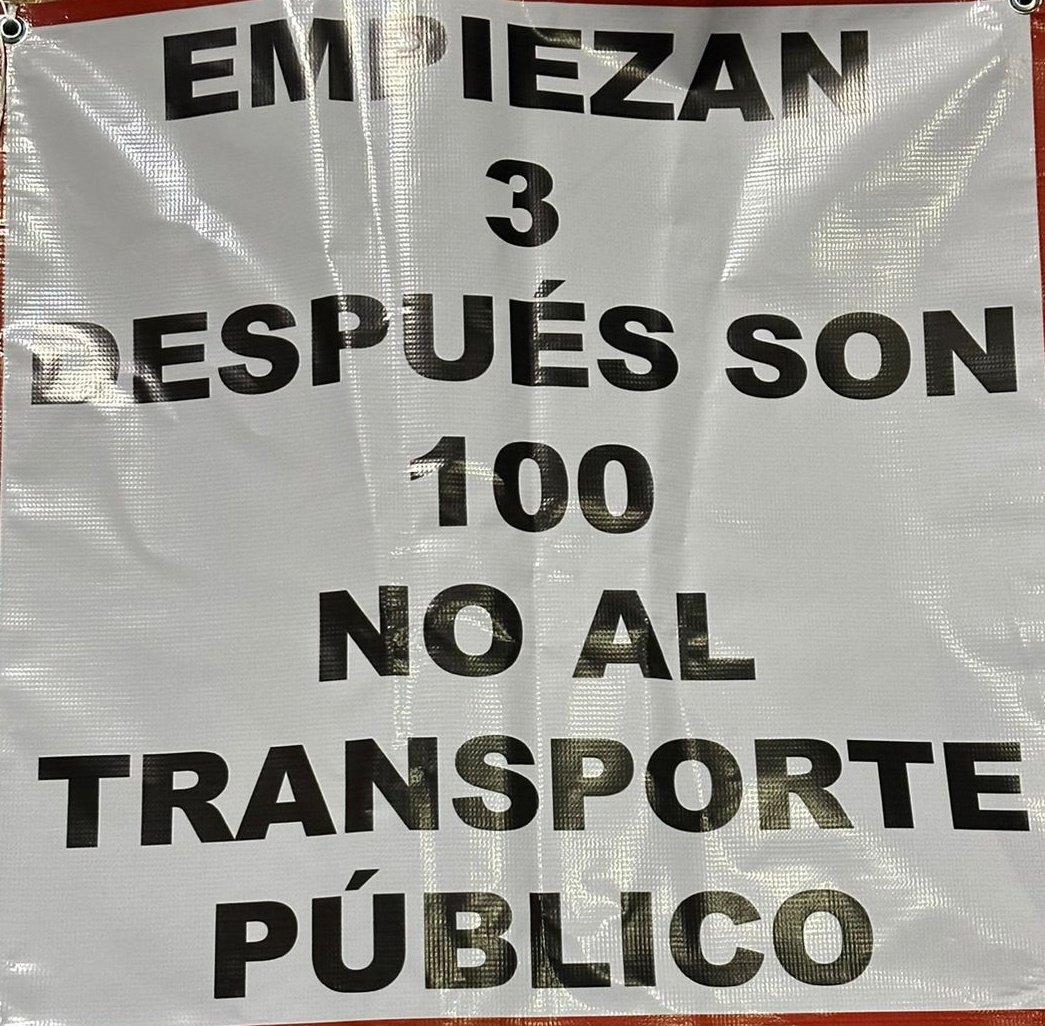Director de Bachilleres 5, funcionarios municipales como Carlos Villa recibiendo dádivas de grupos de transportistas y violentar todo un Fracc. #SoloenMexico <a href="/alfredodelmazo/">Alfredo Del Mazo</a> <a href="/delfinagomeza/">Delfina Gómez A.</a> <a href="/Gob_Tlalne/">Gobierno de Tlalnepantla</a> <a href="/CarlosLoret/">Carlos Loret de Mola</a> <a href="/CiroGomezL/">Ciro Gómez Leyva</a> <a href="/TonyRodriguezMX/">Tony Rodríguez</a>  <a href="/DanielSibaja_/">Daniel Sibaja</a> <a href="/CdeBachilleres/">ColegiodeBachilleres</a>