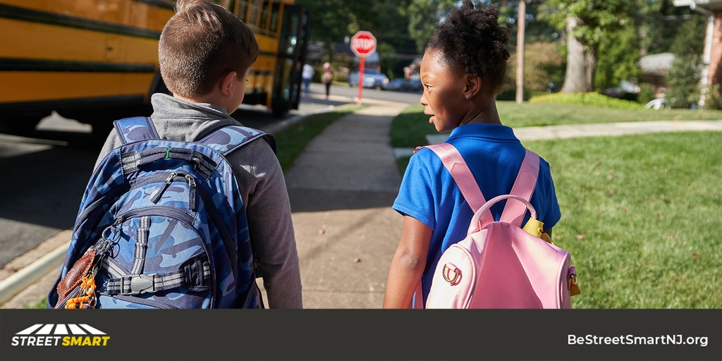Next week is #NationalSchoolBusSafetyWeek! The school bus is one of the safest modes of #transportation but illegal passing is a deadly risk. Drivers should always come to a complete stop when stop-arm is extended +🚨red lights flashing🚨
l8r.it/b5ru #BeStreetSmartNJ
