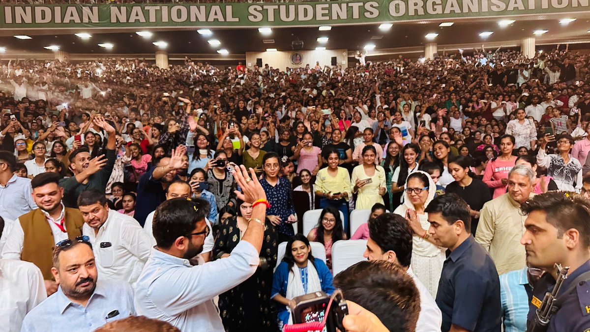 इनसो छात्र संघ चुनाव बहाली के लिए सभी उच्च शिक्षण संस्थानों से राज्यपाल को भेजेगी पोस्टकार्ड – दिग्विजय चौटाला

दिग्विजय चौटाला ने छात्र संघ चुनाव के लिए यूनिवर्सिटी और कॉलेजों के दौरे किए शुरू।
हजारों छात्रों की मौजूदगी में एमडीयू से किया आगाज। <a href="/Dchautala/">Dushyant Chautala</a> <a href="/DrPradeepDeswal/">Pradeep Deswal</a>