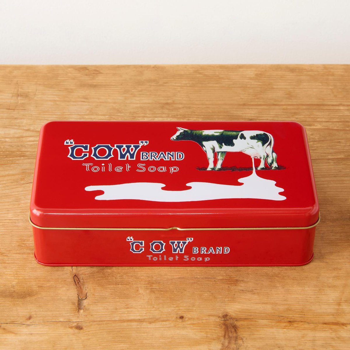 cowakacp's tweet photo. 10/13OPEN ‼️
【赤箱AWA-YA@ONLINE SHOP開催情報】
カウブランド赤箱レトロ缶６個入り
 
1928年の発売時の初代赤箱デザインのレトロ缶に初代赤箱デザインの小箱が６コ入った限定品。

■SHOP開催概要
OPEN：2023/10/13（金）13:00
URL：https://t.co/bH5b0VIAM2
 
#赤箱AWAYA #赤箱AWAYAONLINE #赤箱 https://t.co/Wi6r5IOFlY