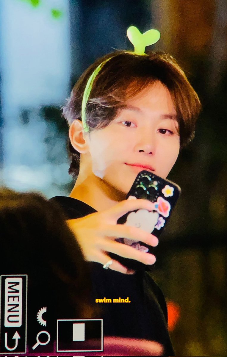 카하아아앜~ㅋㅋ
동아리끼리 포토이즘 찍으러 가서
오빠 제주도 사람이니까 잎사귀 머리띠 어때여 ㅋㅋ
하고 씌워준 거 이게 뭐야 라고 하지만 그대로 쓰고 있긔.
나와서도 셀카 한 번 찍자면서 본인이 셀카봉 역할 하는데 거리낌이 없긔.
오빠 인스타 아이디 뭐였더라?
하면
비오오…
하고 알려주는