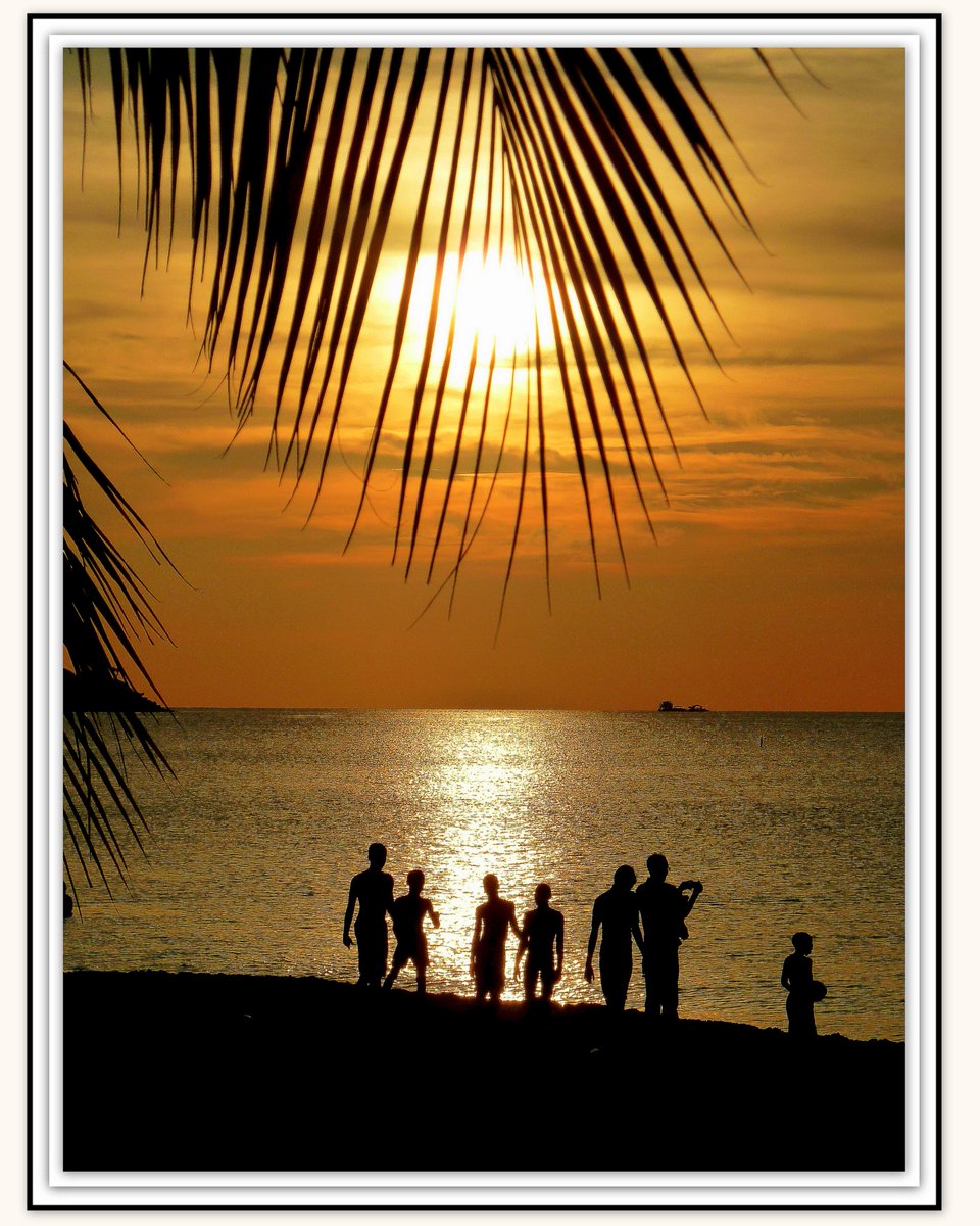 PeterLeadbetter's tweet photo. "Golden Hour" Reprise of magical "Hangin' Out" moment in Grenada some years ago @grenadanews @puregrenada @govgd @streetartnews @StreetArtDream @GrenadaTourism #sunsetphotography #grenanda #GoldenHour https://t.co/HwaSgJ4Bjs