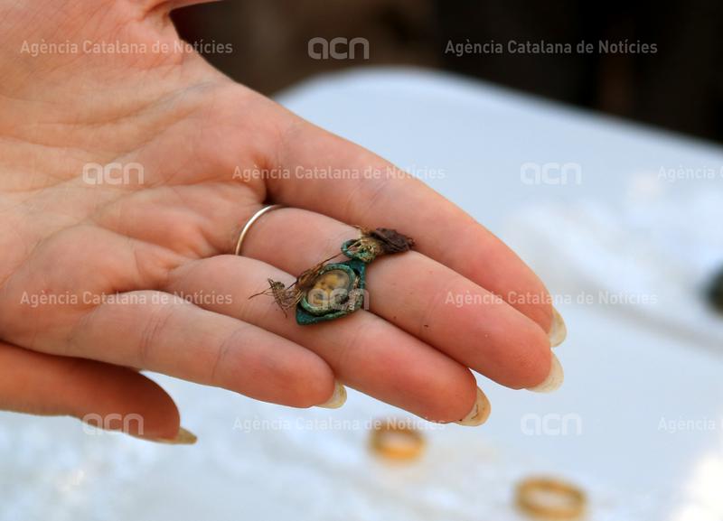 ACNebre's tweet photo. Els #objectes de la memòria: els materials de les #fosses detallen històries personals i el relat de la guerra civil.
Memòria Democràtica crearà un #cens i un mapa dels materials recuperats en les excavacions per a historiadors.
https://t.co/wWD6s6iB3L https://t.co/hELIuhrfr6