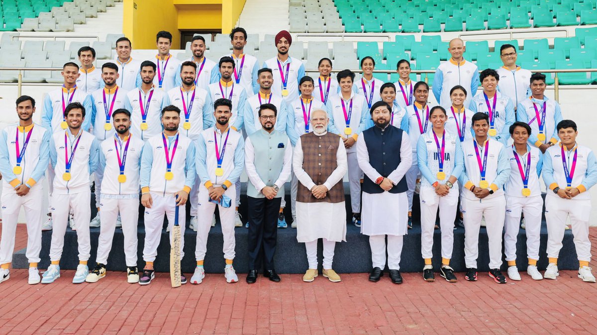 Thank you PM Modi ji for inviting us and celebrating the glory of our Asian Games gold medal. 🥇🇮🇳 A momentous occasion, standing shoulder to shoulder with fellow athletes who have made India proud. #AsianGames2023 #Champions #ProudIndian #WomensCricket #IndianCricket