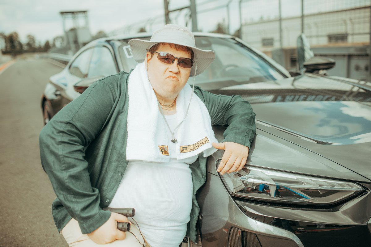''Hey. Na? Mein Konto ist übrigends so dick wie ich''