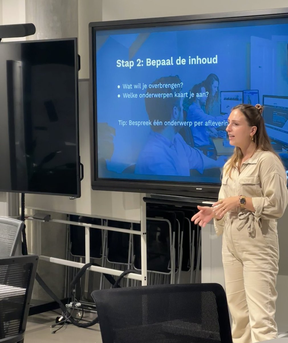 sd_im's tweet photo. Vanochtend gaf Anouk een presentatie over zakelijke podcasts aan tweedejaars studenten van de opleiding Smart Media Production. 🚀

Wil je meer weten over zakelijke podcasts? Bekijk dan hier de tips en tricks: https://t.co/rg4JqzhzNx

#ZakelijkePodcast #Podcast #Marketing https://t.co/d7MlVN0UBs