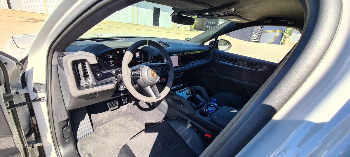 MttRbnsn's tweet photo. Last drive of the event is in this natty-looking @PorscheGB #Cayenne #Turbo #eHybrid with #GTPackage.
739hp.
SEVEN-HUNDRED.
AND THIRTY-NINE HORSEPOWER. https://t.co/Zb4ybc5WoQ