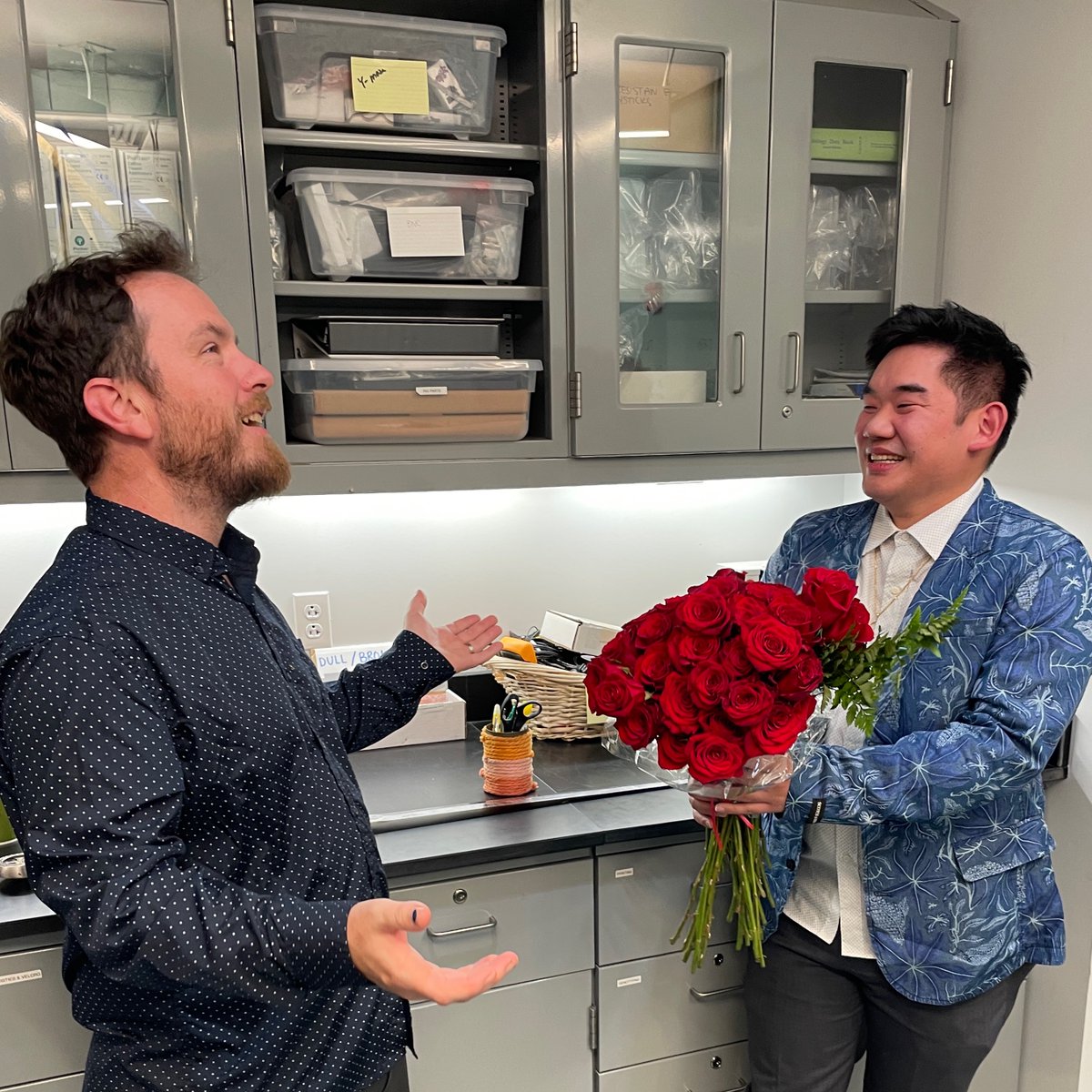 The biggest congratulations to newly-minted Dr Alex @runninghsu !!!! Great presentation, and always a good idea to get your PI roses (not actually for me)