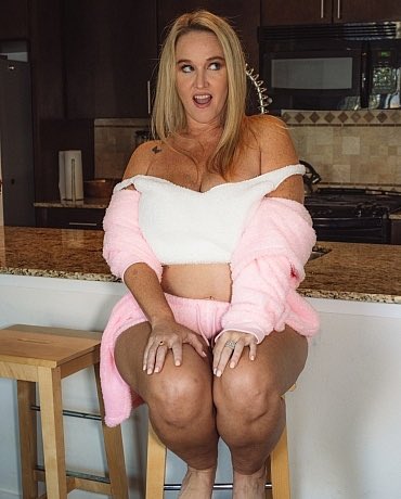 It&rsquo;s cozy season and it&rsquo;s Humpday. Who is gonna come cuddle with me??? I&rsquo;m waiting 😜 https://t.co/m8cx2A2SQW<a href="/tag/throwback_thursday"class="tags"><span>#throwback_thursday</span></a>