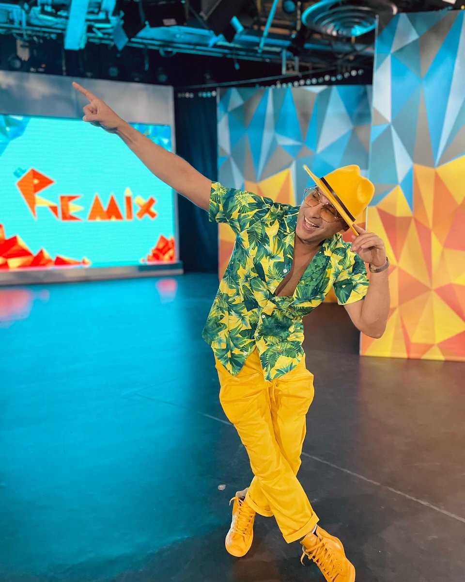 JaySeratti's tweet photo. Dicen que la risa cura todo !!! Así que curémonos hoy a las 10pm por @wapatv  en @ElRemixTV 

#humor #comedia #moda #jayseratti https://t.co/kUWQjTrDWu