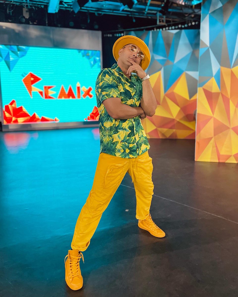 JaySeratti's tweet photo. Dicen que la risa cura todo !!! Así que curémonos hoy a las 10pm por @wapatv  en @ElRemixTV 

#humor #comedia #moda #jayseratti https://t.co/kUWQjTrDWu