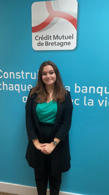 Toute l'Equipe du CMB d'Erquy-Pléneuf souhaite la Bienvenue à Eva FLEURY ! Elle a commencé son Alternance "Management Commercial et Marketing" le 6 Septembre dernier et est basée sur le point de vente de Pléneuf.
BIENVENUE EVA !