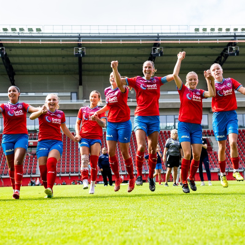HelsingborgsIF's tweet photo. Seriesegern och det tredje raka avancemanget är säkrat. Klockan 14:00 på lördag avslutar vi säsongen med derby mot Hittarps IK och firande på Olympia 🥳

Senast var vi 925 personer och hoppas nu nå 1 000. Fri entré gäller på östra och du är välkommen att fira med oss! https://t.co/c3XRTseE6s