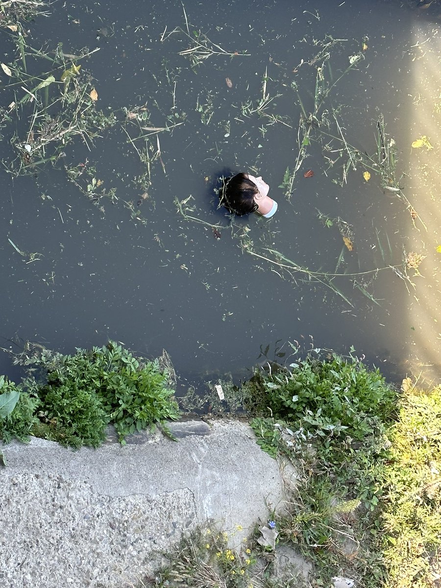 В канала на Сливница в София - плува човешка глава.
Как се казваше тази река - никой не помни