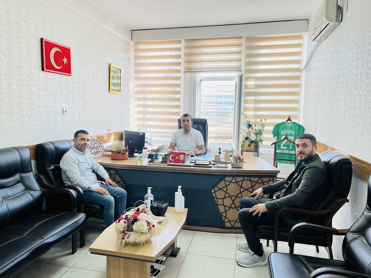 GAZİANTEP 25 ARALIK DEVLET HASTANESİ MÜDÜRÜ ABDÜLKADİR ERDOĞAN BEYİ YERİNDE ZİYARET ETTİK.GÜZEL SOHBETLERİNDEN ÖTÜRÜ,GÖSTERMİŞ OLDUKLARI İLGİ VE ALAKALARINDAN DOLAYI DEĞERLİ MÜDÜRÜMÜZE ÇOK TEŞEKKÜR EDERİZ..