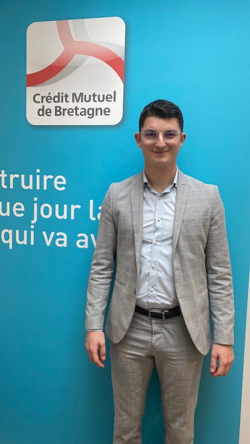 L'Equipe du CMB d'Erquy-Pléneuf souhaite la Bienvenue à Sylvain ANDRIEUX ! Après 5 belles années à la Caisse de St Brieuc Centre Ville, il a pris ses fonctions le 3 Octobre en remplacement de Dylan LEFFONDRE. Il est basé sur le point de vente de Pléneuf. BIENVENUE SYLVAIN !