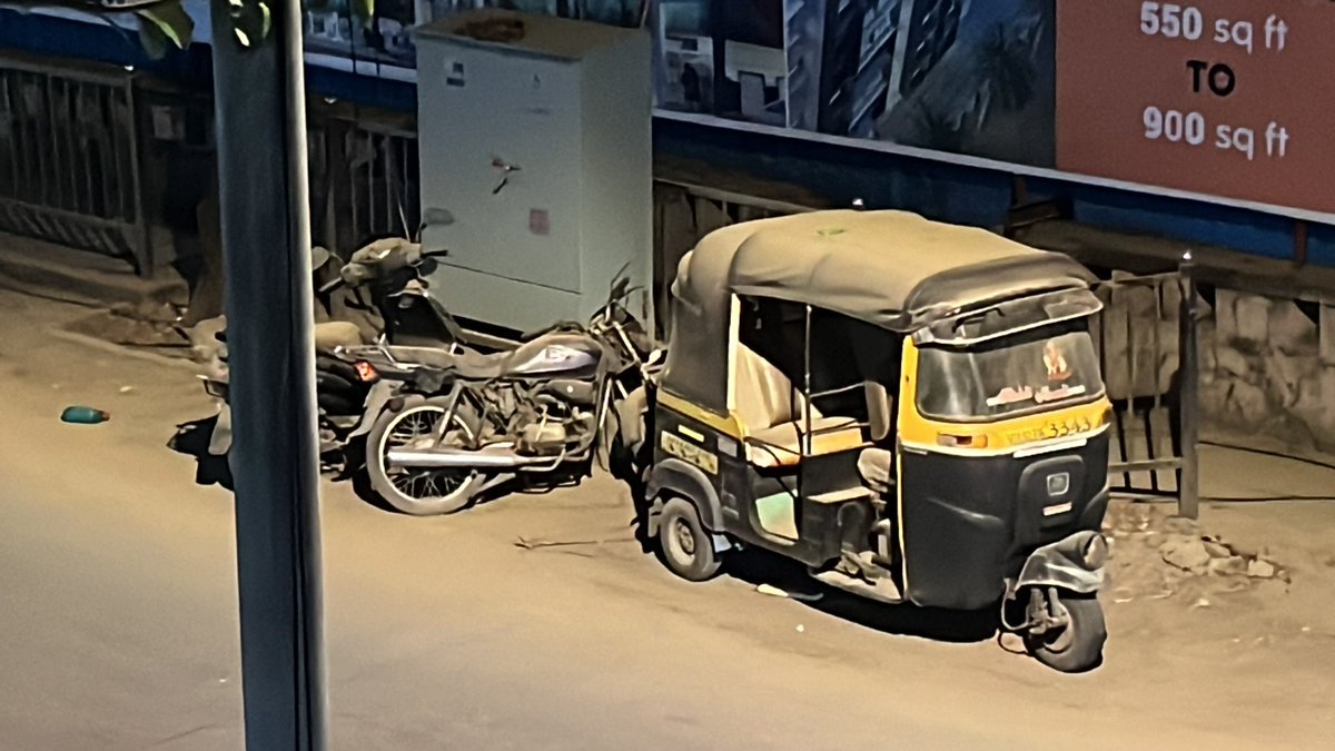 sid_0716's tweet photo. Abandoned vehicles being parked on Azad Road Vile Parle East for last few days. Posing a security risk and traffic menace. Please take appropriate action @mybmc @mybmcWardKE @mumbaitraffic @MumbaiPolice @MTPHereToHelp https://t.co/lVvRF9dmpY