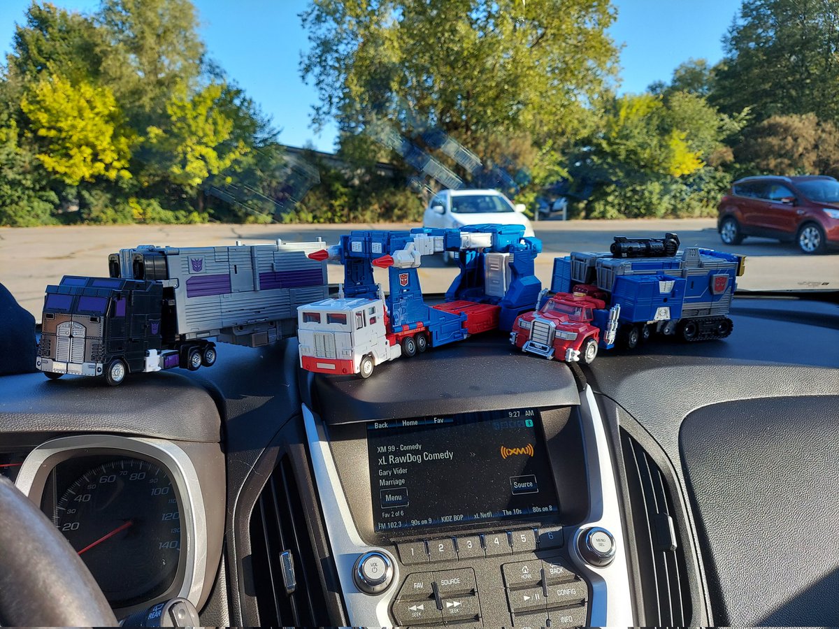 Ironhidensh's tweet image. Commanding truckers. #deskbot #dashbot