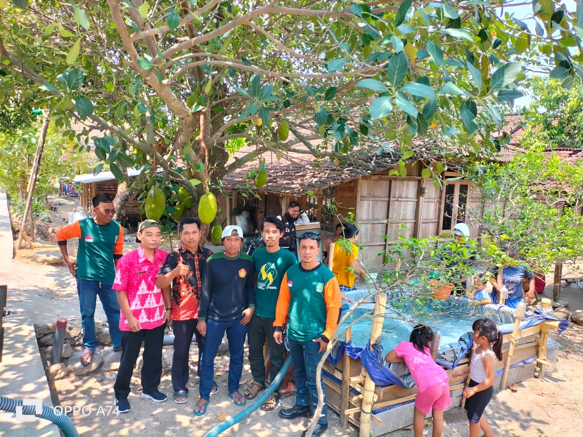 uwiewin's tweet photo. LPBINU Kab. Semarang berbagi air bersih dengan saudara saudara yang mengalami kekeringan di kabupaten Semarang
@Ubaidullah_Sdq 
@muzamilmahmud 
@pwlpbinujateng 
@nucarelazisnu 
@acehasan76 
@BPBD_KAB_SMG https://t.co/CLFScJ9haG