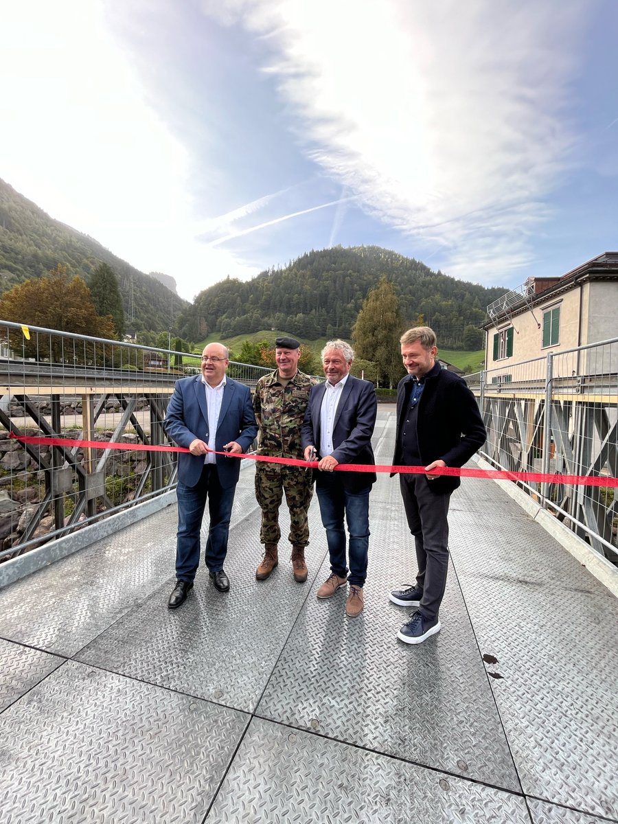 Gemeindepräsident Hans Rudolf Forrer, Divisionär Willy Brülisauer, Regierungsrat Dr. Andrea Bettiga, Departementssekretär Manfred Affolter weihten gestern die MABEY-Notbrücke der Schweizer Armee über dem Sernf in Schwanden ein.
#GlarusSüd #Wagenrunse #Erdrutsch #Schwanden