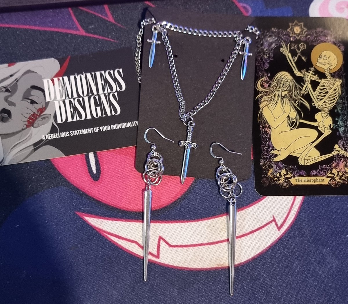 Yas my ordered from <a href="/DemonessNeko/">JoJo Neko | 👹 demoness.designs 🏮</a> arrived ! 

Picture does not do justice and once I come to wearing them will get better pics but they are gorgeous! 

Got a set of earrings and a necklace! &amp; came with a little Tarrot card (Hierophant). 

Go support them &amp; their amazing work  !