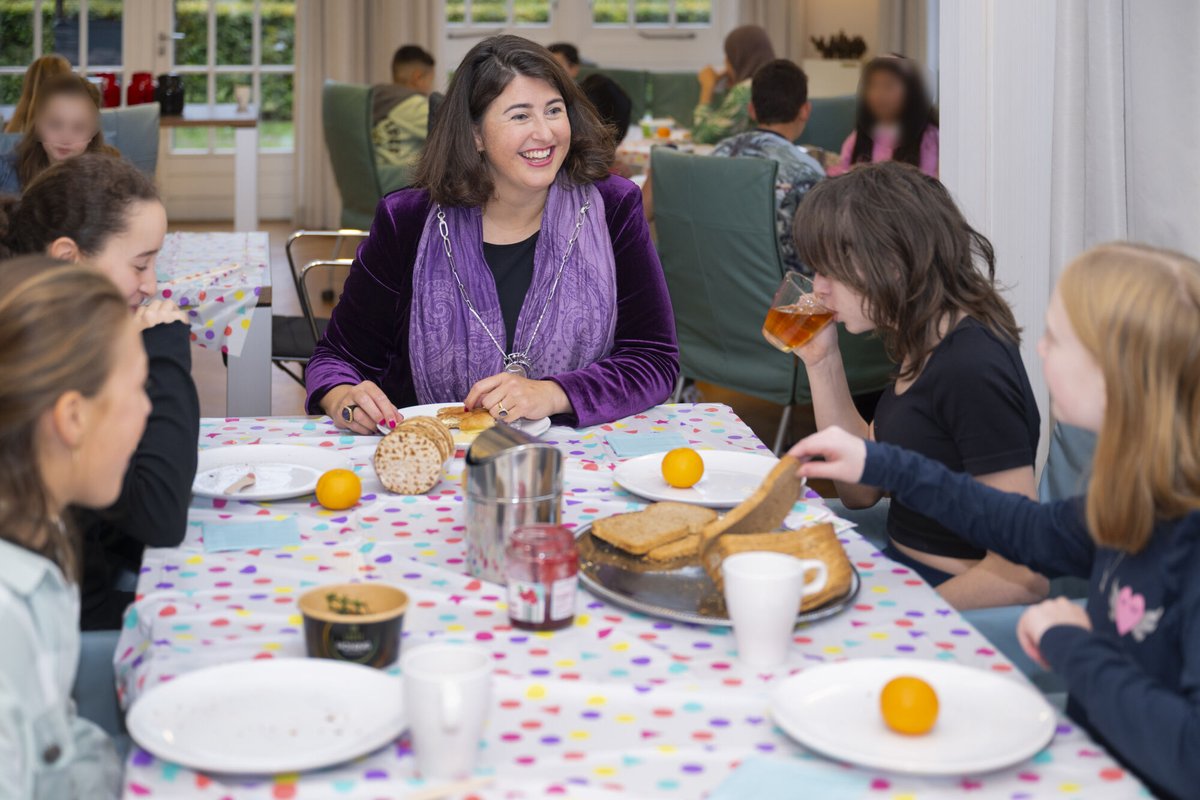 Burgemeester Barbara de Reijke deed mee aan het Burgemeestersontbijt en ontbeet met groep 8 van OBS Bijvanck in het gemeentehuis. Het ontbijt werd verzorgd door het Nationaalschoolontbijt samen met brood-en banketbakkerij Wassenaar uit Blaricum.