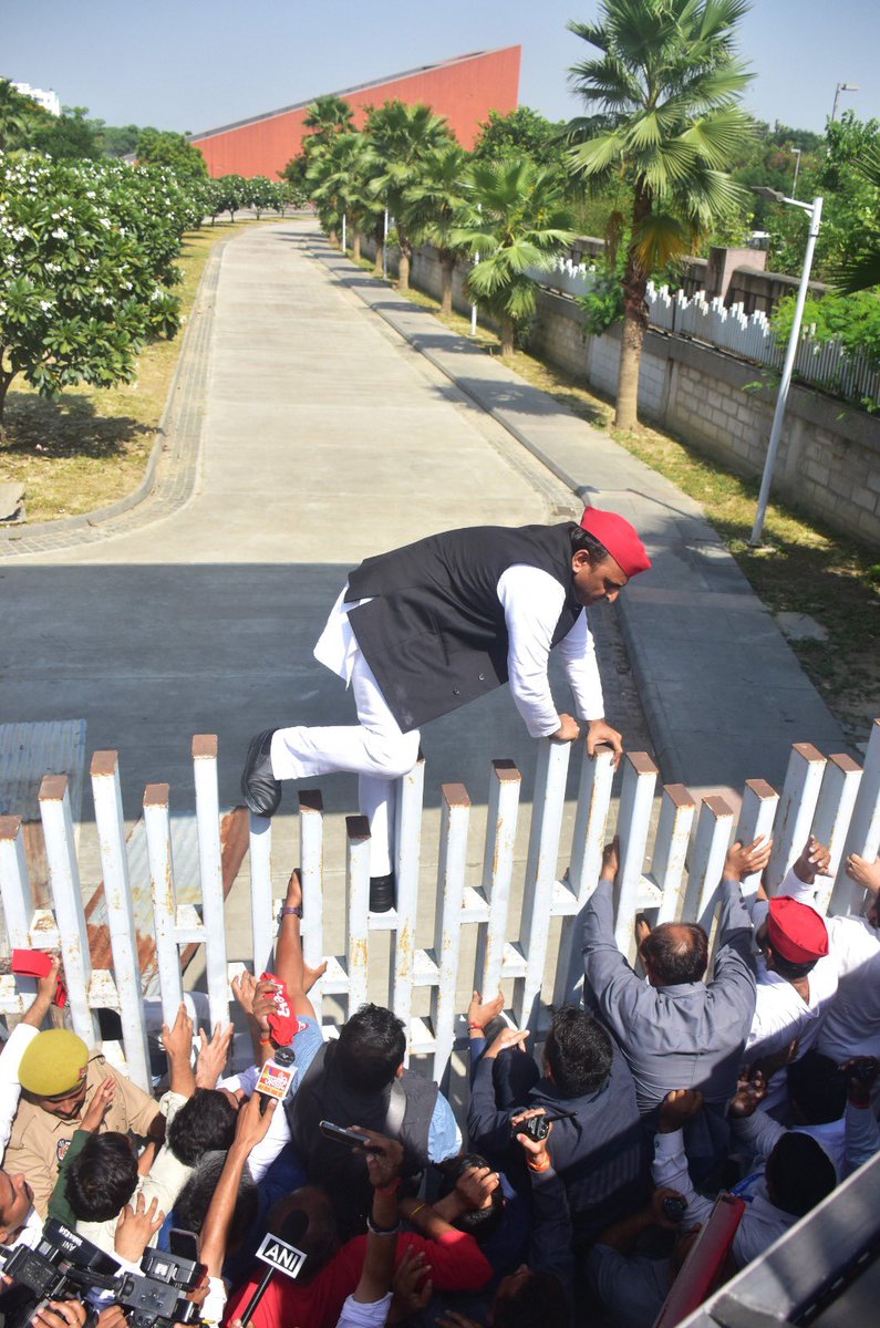 samajwadiparty's tweet photo. लोकनायक श्री जयप्रकाश नारायण जी की जयंती के दिन आज गोमतीनगर, लखनऊ स्थित जयप्रकाश नारायण इंटरनेशनल सेंटर (जेपी एनआईसी) में स्थापित जयप्रकाश नारायण जी की प्रतिमा पर माल्यापर्ण करने से रोके जाने की भाजपा सरकार की साजिश को ठुकराते हुए समाजवादी पार्टी के राष्ट्रीय अध्यक्ष एवं पूर्व मुख्यमंत्री श्री अखिलेश यादव को गेट लांघकर स्वतंत्रता संग्राम सेनानी एवं आपातकाल के विरोध में सम्पूर्णक्रांति के नायक श्री जयप्रकाश नारायण जी को श्रद्धासुमन अर्पित करने जाना पड़ा।
    इस अवसर पर मौजूद हजारों युवाओं, अधिवक्ताओं तथा अल्पसंख्यक समाज की महिलाओं ने जयप्रकाश नारायण अमर रहे और अखिलेश यादव जिंदाबाद के नारे लगाएं जिससे पूरा वातावरण गूंज गया। समाजवादी पार्टी के फ्रंटल संगठनों के राष्ट्रीय व प्रदेश अध्यक्षों के साथ नगर निगम के पार्षद, प्रदेशीय पदाधिकारी, पूर्व व वर्तमान विधायक, पूर्व सांसद, जिला एवं महानगर अध्यक्ष भी प्रदर्शन में शामिल रहे।
    हर वर्ष की तरह इस वर्ष भी जेपी जी की जयंती पर उनके नाम पर समाजवादी सरकार में बने स्मारक में उनकी प्रतिमा पर माल्यार्पण का कार्यक्रम था। समाजवादी पार्टी द्वारा इस सम्बंध में प्रशासन को सूचित कर दिया गया था। लेकिन भाजपा सरकार के इशारे पर माल्यार्पण की अनुमति रद्द करने के साथ जेपी एनआईसी में ताला बंद कर दिया गया और उसको टीन शेड से ढंग दिया गया। जेपी एनआईसी सेंटर के पास भारी पुलिस बल तैनात कर दिया गया।
    जेपी की प्रतिमा पर माल्यार्पण करने के लिए सुबह से ही हजारों की संख्या में समाजवादी पार्टी के नेता और कार्यकर्ता जेपीएनआईसी के गेट पर पहुंच गए। माल्यार्पण के लिए श्री अखिलेश यादव समाजवादी लोक जागरण अभियान रथ से जेपीएनआईसी गेट पहुंचे। श्री अखिलेश यादव के पहुंचते ही जोश से लबरेज सपाई नारेबाजी करने लगे। समाजवादी पार्टी के राष्ट्रीय अध्यक्ष श्री अखिलेश यादव भी रथ से उतरकर गेट की तरफ बढ़े और गेट लांघकर अंदर जाकर लोक नायक श्री जयप्रकाश नारायण जी की प्रतिमा पर माल्यार्पण कर उन्हें नमन किया। दुःखद बात तो यह थी कि जयप्रकाश जी की प्रतिमा को काले कपड़े से ढंककर बांध रखा था। श्री यादव ने उसे हटाकर माल्यार्पण किया। स्मारक जगह-जगह टूटा-फूटा था और अंधेरा था। 
    इस अवसर पर पत्रकारों से बात करते हुए श्री अखिलेश यादव ने कहा कि समाजवादी सरकार में नेताजी श्री मुलायम सिंह यादव द्वारा जयप्रकाश नारायण इंटरनेशनल केन्द्र का उद्घाटन किया था। समाजवादी लोग सम्पूर्ण क्रांति के नायक श्री जयप्रकाश नारायण जी की जयंती मनाते हैं। पहले की तरह इस बार भी हम लोग आये थे, लेकिन पता नहीं क्यों सरकार ने टीन शेड के साथ ताला लगाकर गेट बंद कर दिया। समाजवादी लोग चाहते है कि देश जयप्रकाश जी के संघर्ष को जाने।
    इस अवसर पर एकत्र लोगों का कहना था कि भाजपा सरकार द्वारा आज जेपी एनआईसी में लोकनायक जयप्रकाश जी की प्रतिमा पर माल्यार्पण करने से पूर्व मुख्यमंत्री एवं नेता विरोधी दल श्री अखिलेश यादव को रोकना अलोकतांत्रिक और असंवैधानिक है। यह स्वयं उन भाजपा नेताओं का भी अपमान है जो जेपी जी के नेतृत्व में इमरजेंसी का विरोध करते हुए जेल गए थे।
    श्री अखिलेश यादव ने कहा कि देश में परिवर्तन की जरूरत है। जनता को भाजपा सरकार के खिलाफ एकजुट होकर लड़ना होगा। जनता की ताकत से ही लोकतंत्र, समाजवाद और संविधान बचेगा। भाजपा बाबा साहब के संविधान को बदलना चाहती है। लोगों की आवाज दबाकर आजादी छीन रही है। जयप्रकाश नारायण जी ने सम्पूर्ण क्रांति का नारा दिया था। जब उस समय देश में चरम सीमा पर महंगाई, भ्रष्टाचार, बेरोजगारी थी। जयप्रकाश नारायण के आह्वान पर जनता एकजुट हो गयी। आपातकाल लगा। उनके साथ बहुत बड़ी संख्या में नेता और जनता जेल गए। कई लोग कई वर्षों जेल में रहे। उनका संदेश था कि संपूर्णक्रांति के बगैर कुछ नहीं हो सकता है। भाजपा के लोग ऐसे महान स्वतंत्रता सेनानी को भी याद करने देने में रोड़ा बने हुए है। 
    श्री यादव ने कहा कि भाजपा सरकार ने करोड़ों रुपयों से बना विश्वस्तरीय स्मारक बर्बाद कर दिया। करोड़ों की मशीने खराब हो रही है। सरकार टीन लगाकार क्या छिपाना चाहती है? उन्होंनेे कहा कि लोकतंत्र में जनता की शक्ति सबसे बड़ी है। जनता की ताकत के आगे सरकार की शक्ति नहीं बचेगी। इस बात का दुःख है कि सरकार ने पुलिस लगाकर लोकतंत्र के महानायक की प्रतिमा पर माल्यार्पण करने से रोका। भाजपा सरकार संविधान और लोकतंत्र को खत्म कर रही है। इस म्यूजियम में जयप्रकाश नारायण के जीवन, संघर्ष की गाथा है। लोग उनके जीवन से प्रेरणा लेंगे। जेपीएनआईसी में हुए नुकसान की जिम्मेदार सरकार है। 

https://t.co/Xv8yJs67Hw