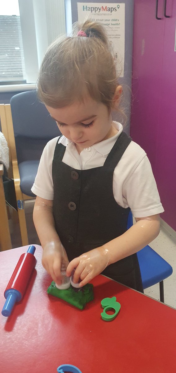 Today, in Dewsbury's Children's Assessment Unit, Francesa successfully took part in some distraction play whilst waiting for her blood test 💙

#PIHW #PlayInHospital #MidYorksNHS