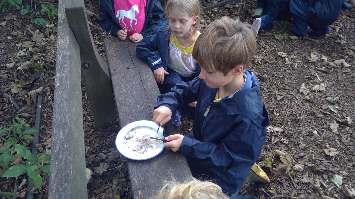 LaxtonJunior's tweet photo. Year 2 had a wonderful outdoor learning afternoon. They practised their fire lighting, made maps of London using natural items from the garden and hunted for Samuel Pepys buried wine and cheese. #WeAreLJS #GreatFireOfLondon #Loveoflearning https://t.co/xxTIjiqDYh