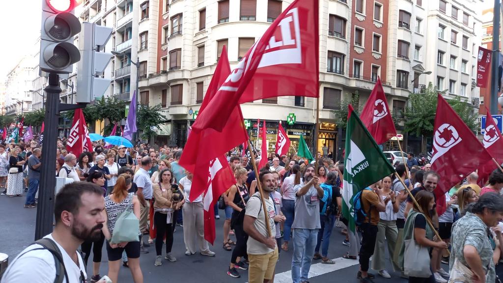 lab_ehu's tweet photo. EHUko irskasle-ikertzaileen gaurko greba arrakastatsua izan da. Jarraipen masiboa Campus guztiak hutsik. Aktibitate akademikoa ia nuloa. Mobilizazioetan 1000 pertsonatik gora. Gora langileak! https://t.co/V99OULCQmg