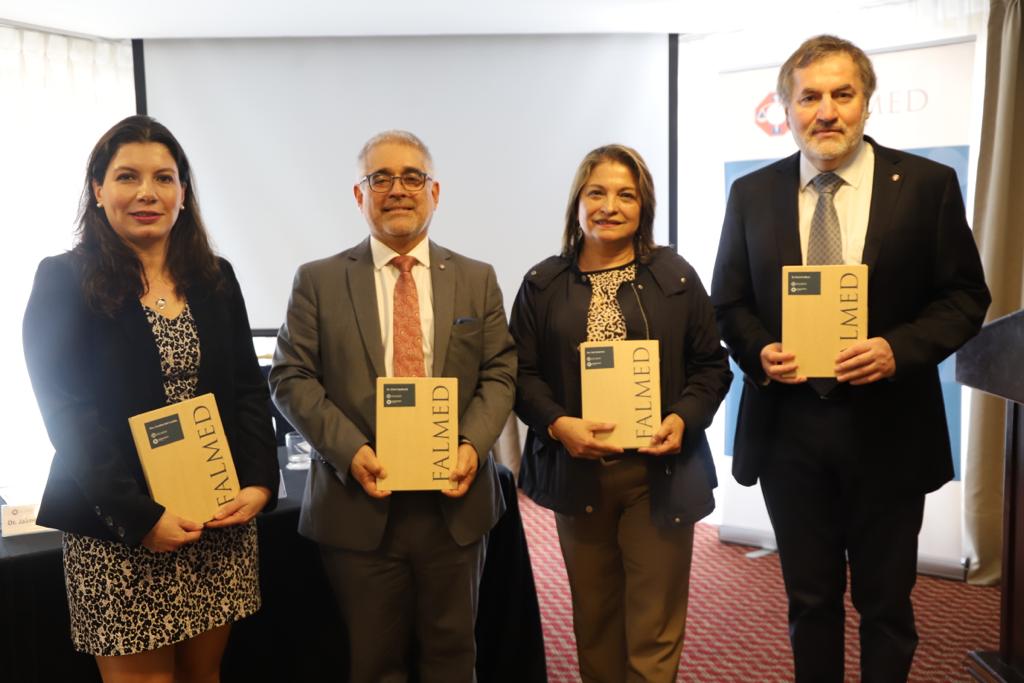 colmedchile's tweet photo. Nuestro Pdte. recibe el III tomo del libro de Derecho Médico de @falmedchile junto a la Dra. Inés Guerrero (@Iguerrerom) Vicepdta. de #Colmed, el Dr. Jaime Sepúlveda (@jaimehualqui), tesorero nacional y Pdte. de #Falmed y la Dra. Carolina del Castillo Celis, Secretaria de #Falmed
¡Agradecemos a los asistentes por acompañarnos en tan emotiva ceremonia!