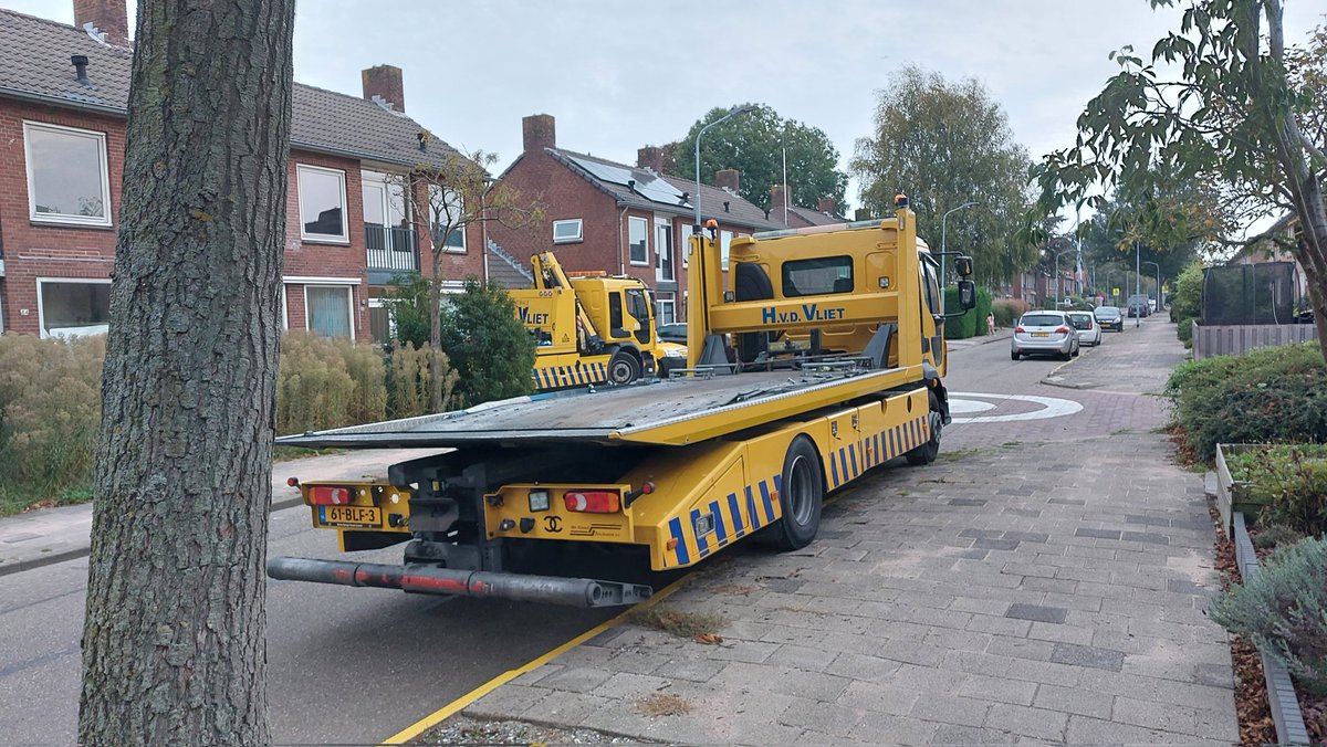 jjherscheid's tweet photo. @Handhavers_HLMR al meerdere keren online melding gemaakt van de berger auto in de kerkstraat. Wanneer wordt deze persoon nou verzocht om zijn vrachtauto bij de oosterdreef te plaatsen? Stoep die net netjes is gemaakt is gelijk weer verzakt. https://t.co/CPDbAnAj4L