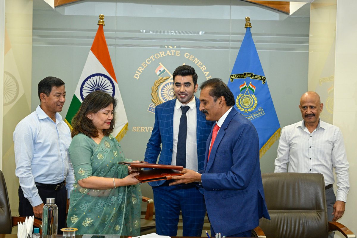 cwacrpf's tweet photo. An MoU was signed today between #CWA &amp; the CSR Educational Trust in the august presence of Dr. Sujoy Lal Thaosen, DG #CRPF, &amp; Ajita Thaosen, President CWA. The agreement provides 10 free seats to the wards of CRPF personnel, along with a 40% concession in fees for other students. https://t.co/O3PpdJCIQW