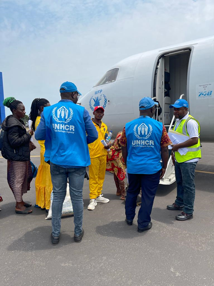 ACNURAngola's tweet photo. Refugees from the Lôvua Settlement returning to the Democratic Republic of Congo.
Today 82 refugees left for Kananga and 60 for Kinshasa.
They are returning home after seeking refuge in Angola.
📸UNHCR /Clementine Toutche
#volrep @UNPeaceBuilding https://t.co/yrbVmTtA7O