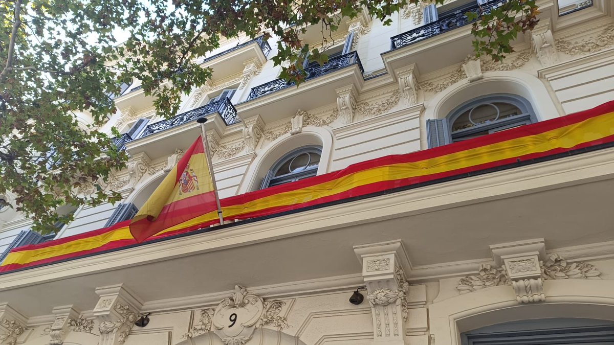EugenioRibon's tweet photo. En ⁦@icam_es⁩ ya hemos engalanado nuestro balcón, la casa de las garantías, las libertades y del Estado de Derecho, tu casa, para celebrar la Hispanidad. ¡Viva la Constitución! ¡Viva la Abogacía! ¡Viva España! https://t.co/bKpZEFF87Z