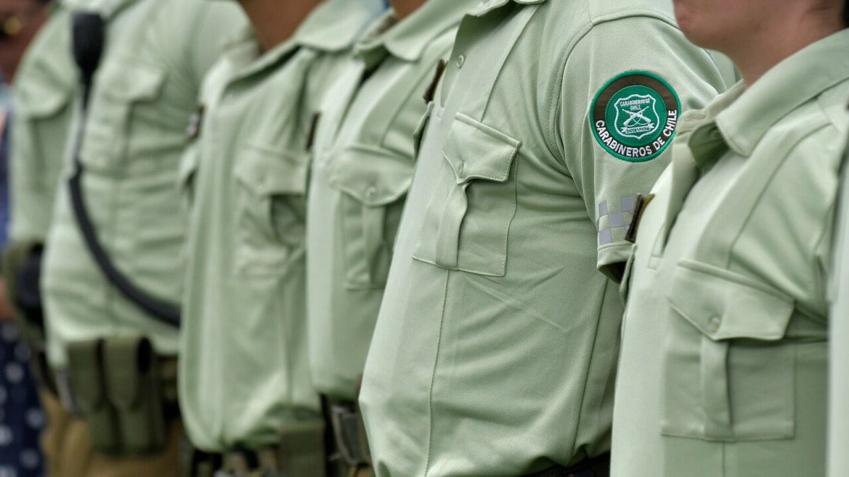 PiensaPrensa's tweet photo. Detienen a una banda de Delincuentes que robaba camiones: integrantes son un @Carabdechile y un exuniformado

Los carabineros detenidos fueron identificados como el cabo 1º Javier Betancurt Cofré de la 7ª Comisaría de Renca y el ex Cabo 2º Jesús Martínez Aránguiz, quien también era parte de la dotación de la 7ma Comisaría de Renca, pero que fue dado de baja en 2019. https://t.co/1O3kpnpMep