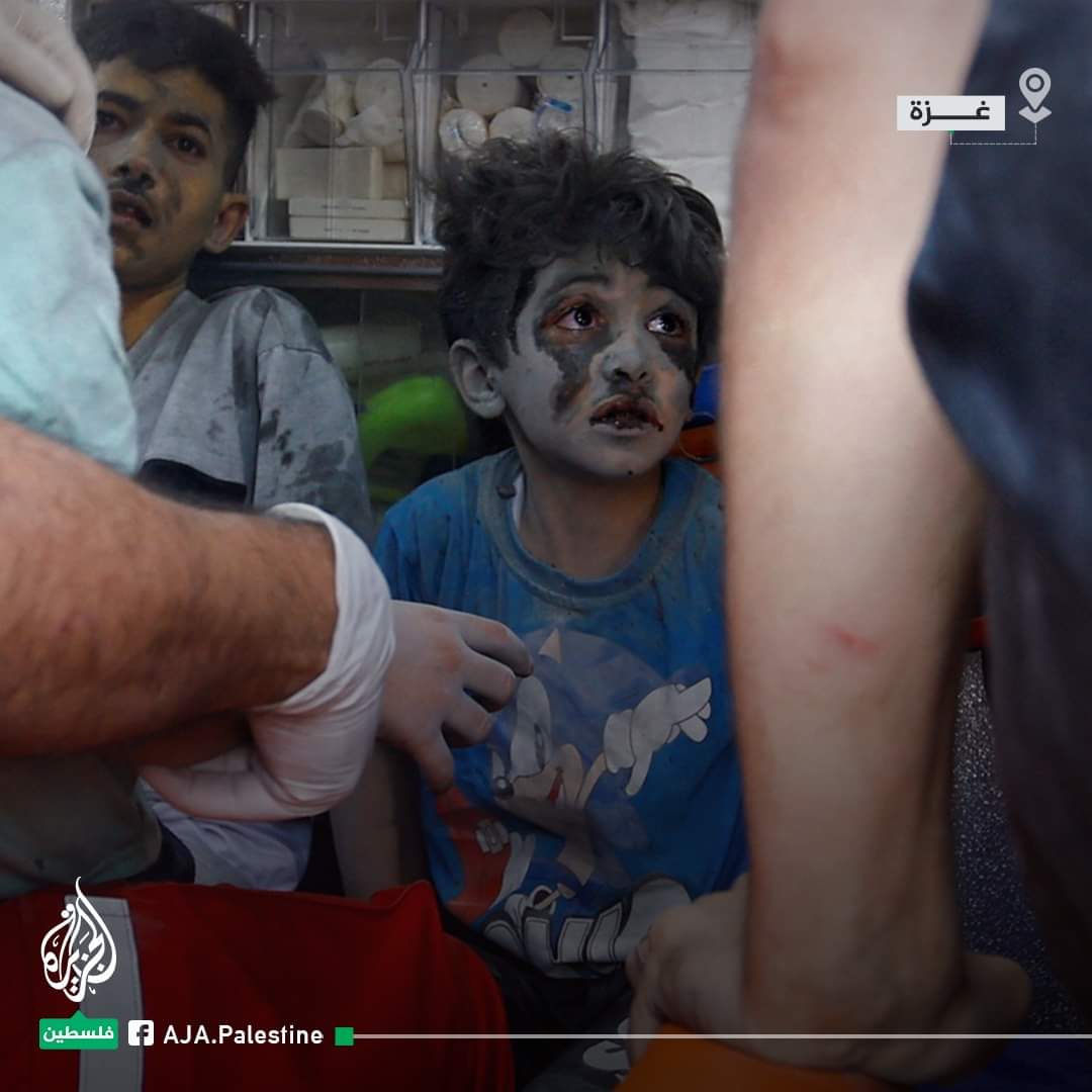 hadola_gh's tweet photo. A Palestinian child was stunned and shocked after being injured in an Israeli bombing on Khan Yunis in the southern #Gaza Strip
#picture
#Operation_Al-Aqsa_Flood https://t.co/0H74XWm4Z2