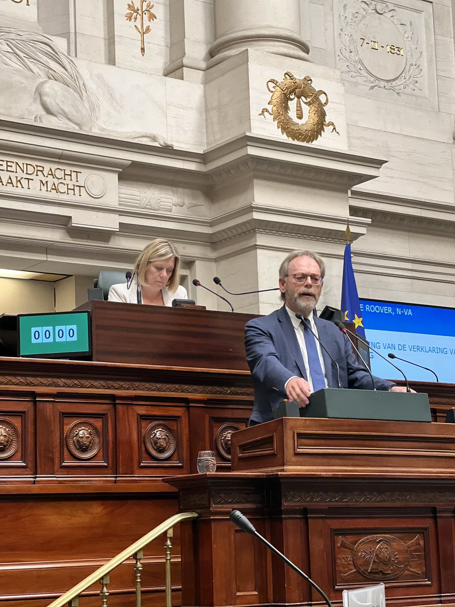 ‘De CD&amp;V stapte in de federale regering met drie beloftes: een fiscale hervorming, een staatshervorming en een ordentelijk asiel en migratiebeleid. Élke belofte mislukte. Wat doet u eigenlijk nog in die regering?’ 

Touché.

<a href="/PeterDeRoover1/">Peter De Roover</a>