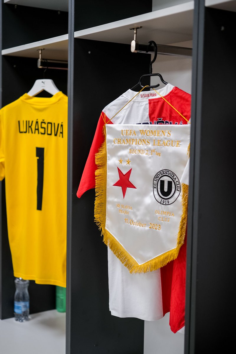 SlaviaZeny's tweet photo. Kabina dokonale připravena! 😍
Proti Kluži v tom nejhezčím červenobílém dresu! ❤️🤍 #slaclu https://t.co/ErgTyiONSR