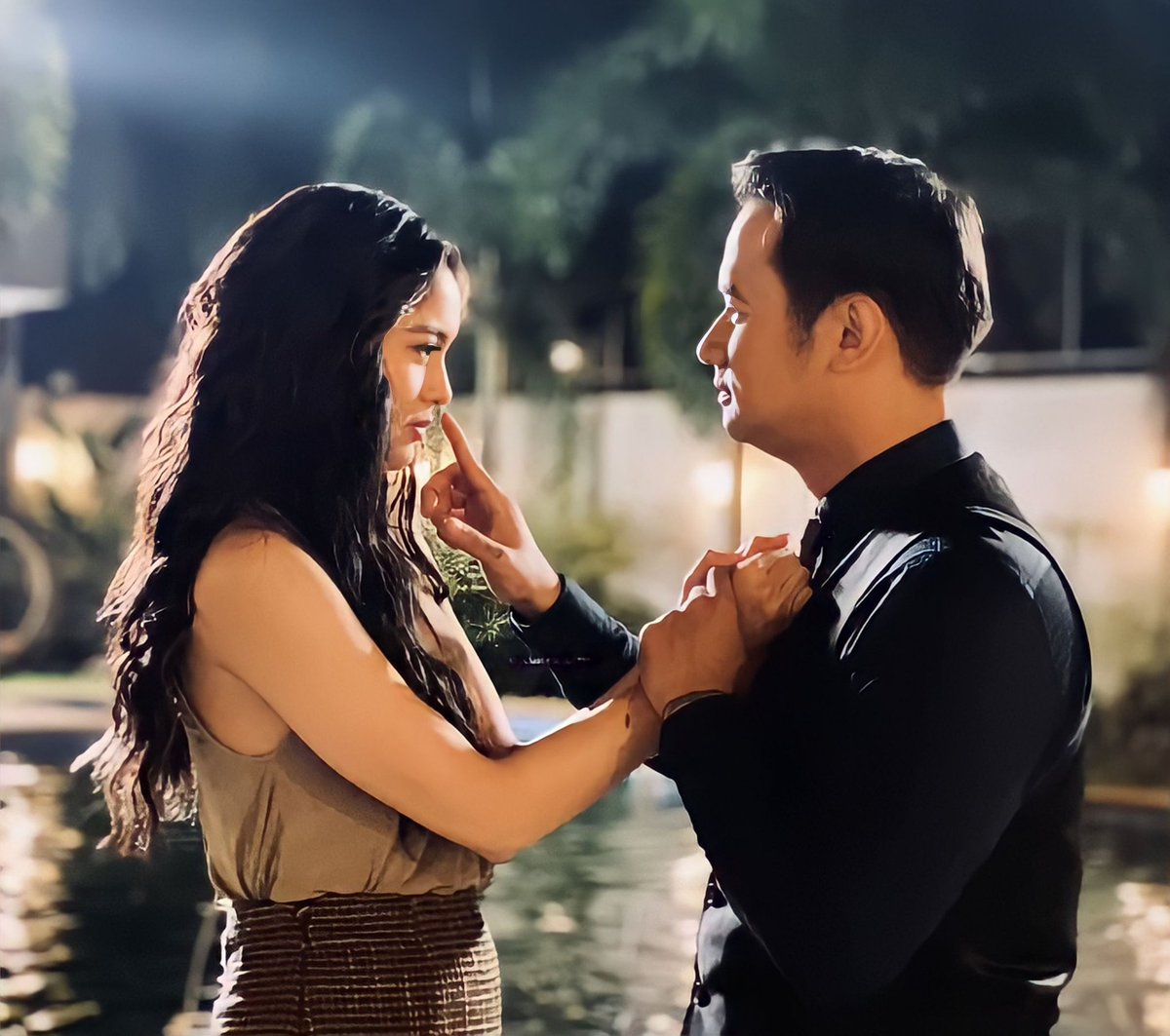 TrinityBerde's tweet photo. Alex: Kaya mo bang mawala ako sa buhay mo?
Juliana: Mahal kita !!
Tama pa kaya ang ginagawa nila?π Heads up sa team #JuLex , ilang oras nalng ipalabas na ang episode 3 at 4 kung saan mahuhuli na ni Victor sina juliana at alex !
#LinlangOnPrime #Linlang https://t.co/pTdwG87jWl